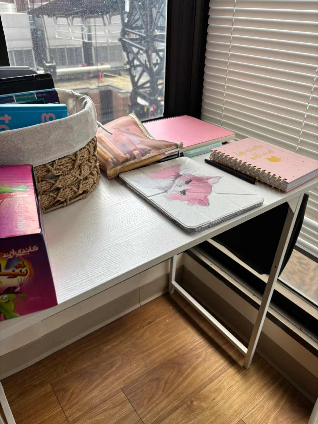 White office desk - photo 3