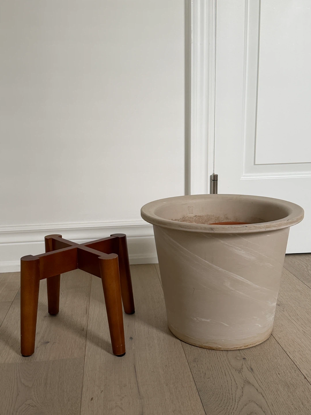 Large planter with wooden stand - photo 2