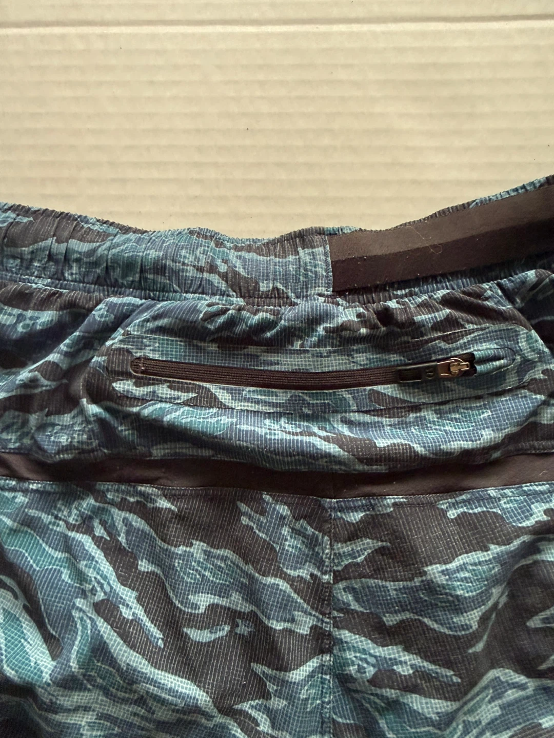Lululemon Camo Athletic Shorts Size L - photo 3