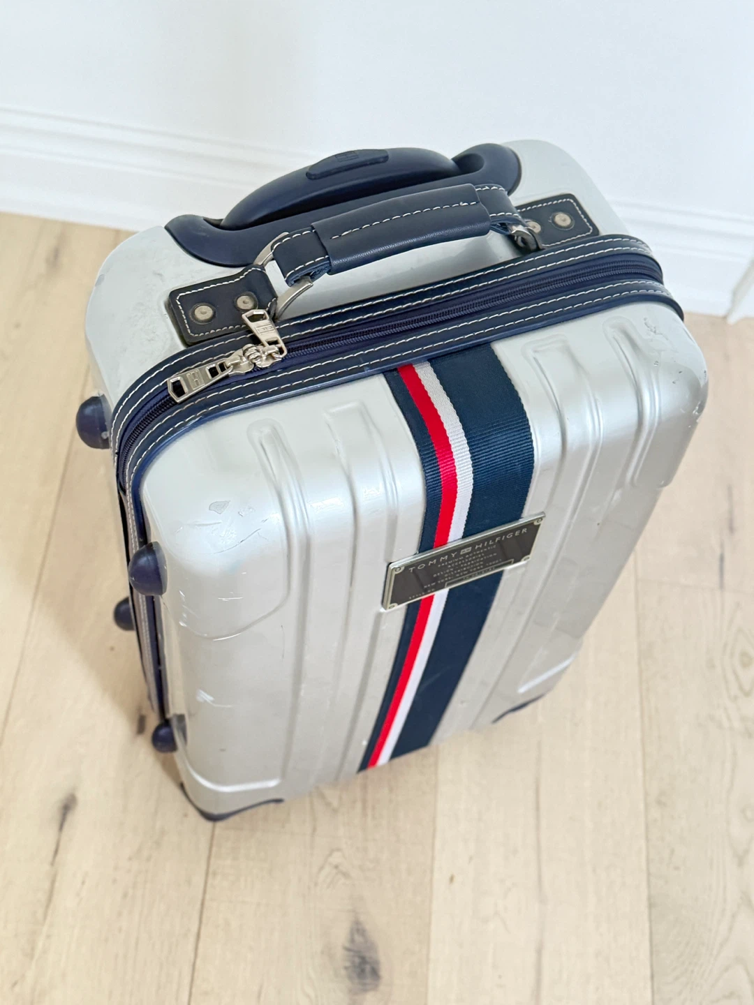 Tommy Hilfiger 21” carry-on luggage - photo 2