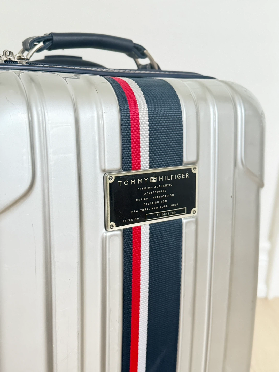Tommy Hilfiger 21” carry-on luggage - photo 3