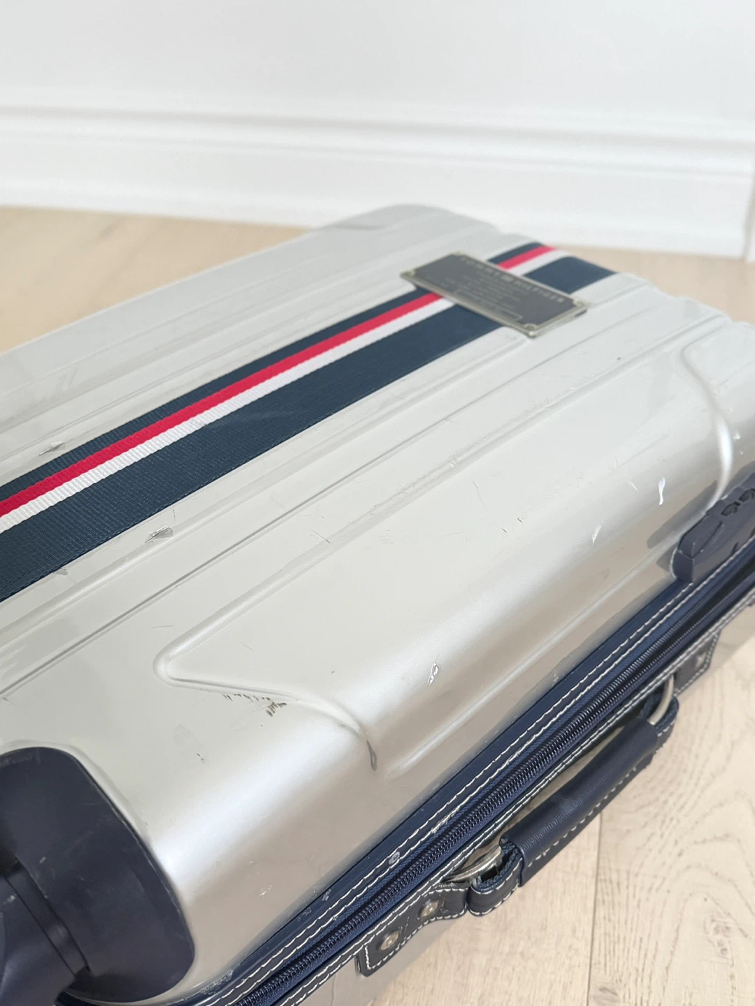 Tommy Hilfiger 21” carry-on luggage - photo 4