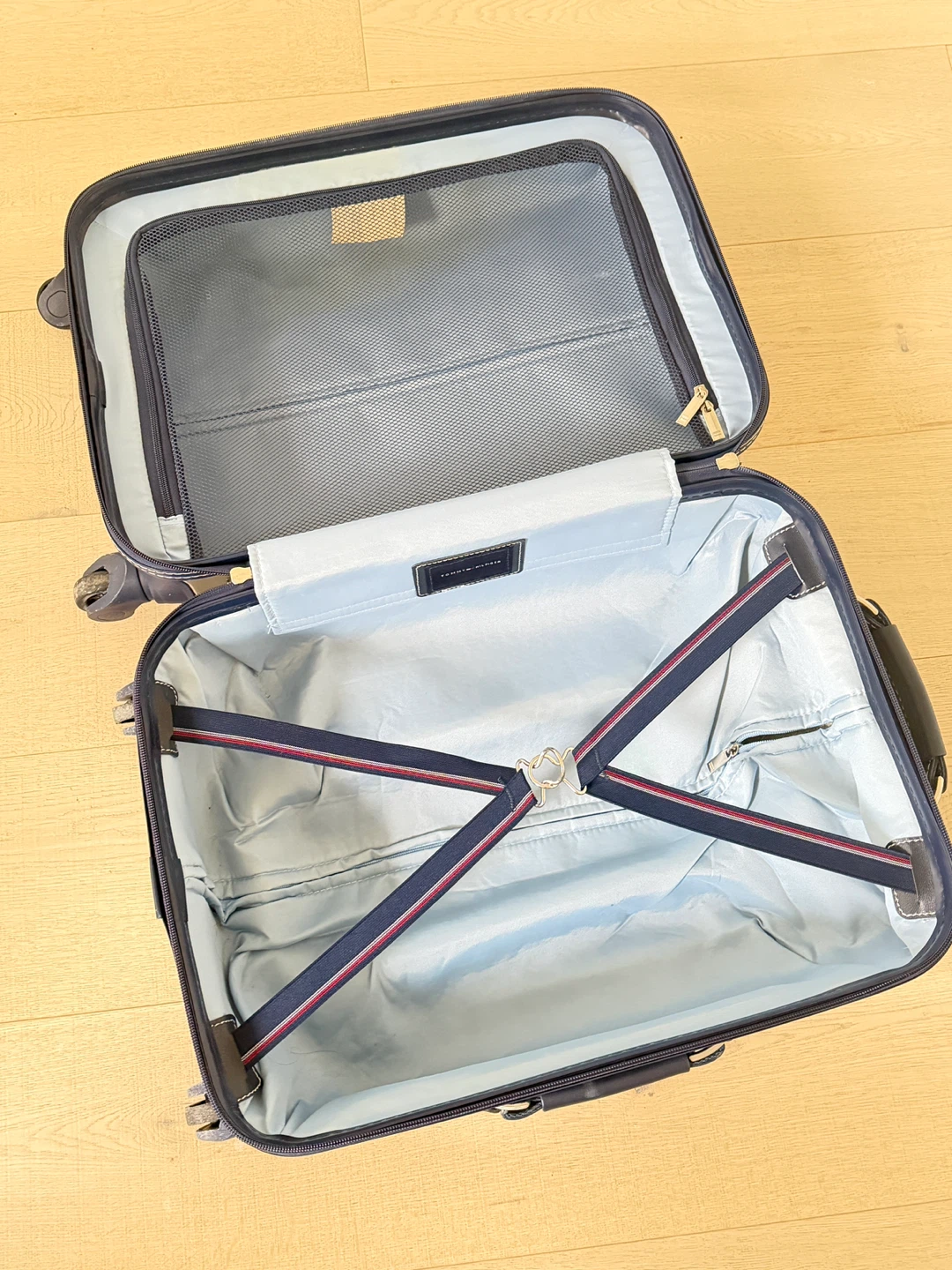 Tommy Hilfiger 21” carry-on luggage - photo 5
