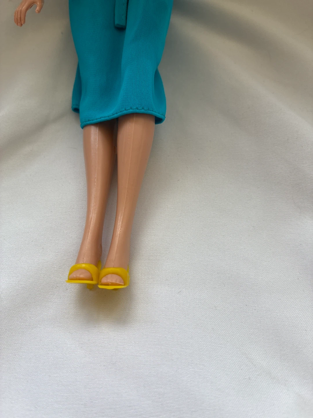 Barbie Doll with Blue and Yellow Outfit - photo 3