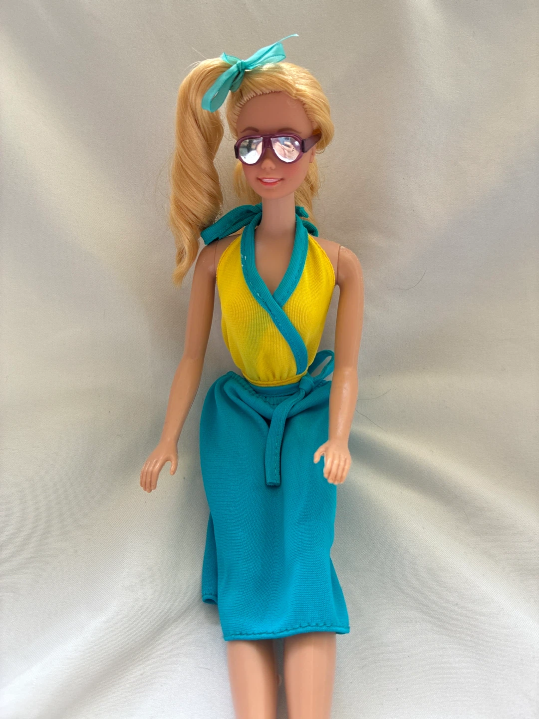 Barbie Doll with Blue and Yellow Outfit - photo 2
