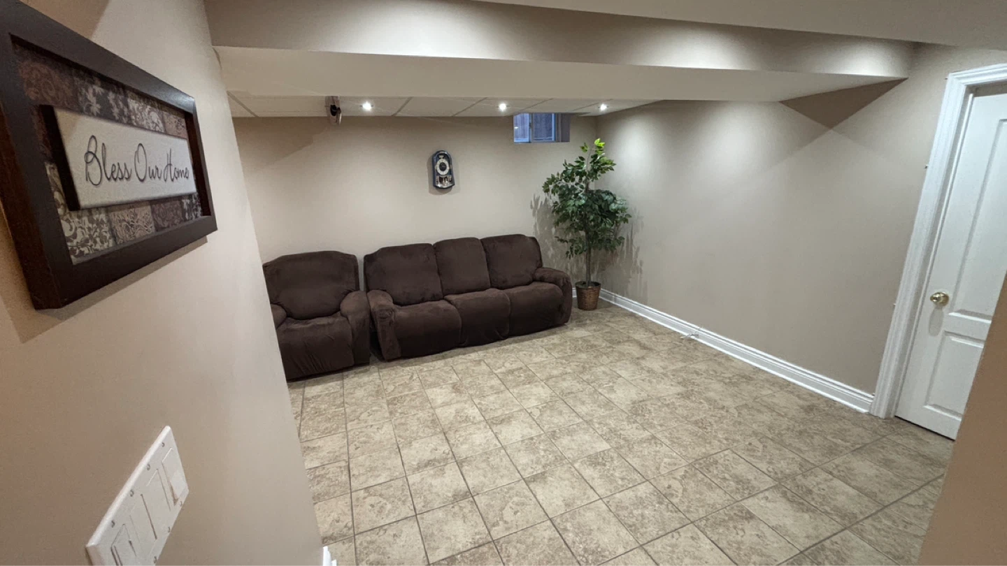 Spacious and bright Basement for rent - photo 3
