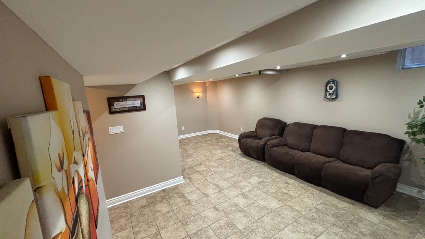 Spacious and bright Basement for rent - photo 4