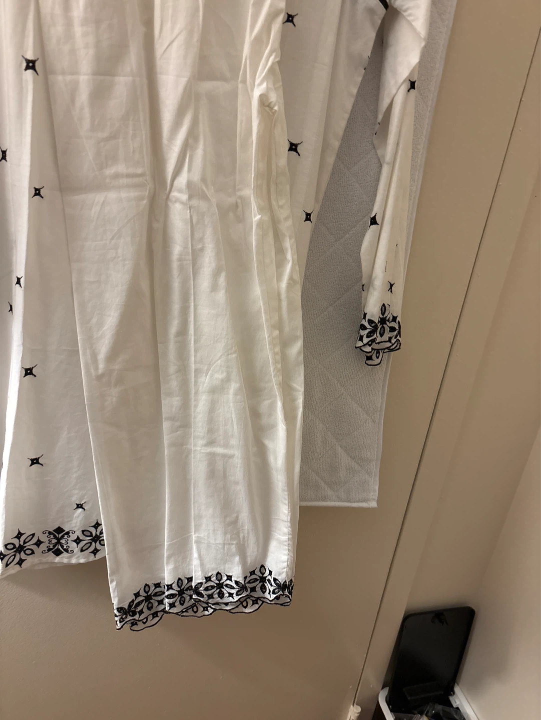 White Embroidered Kurti with Pants Set - Size S - photo 4