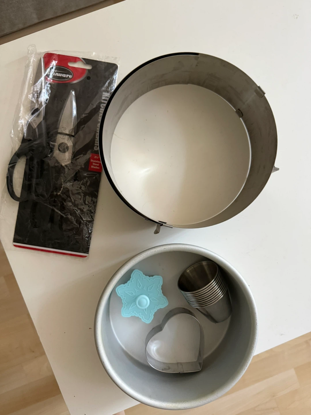 Kitchenware Baking Set with Cake Pans & Cutters
