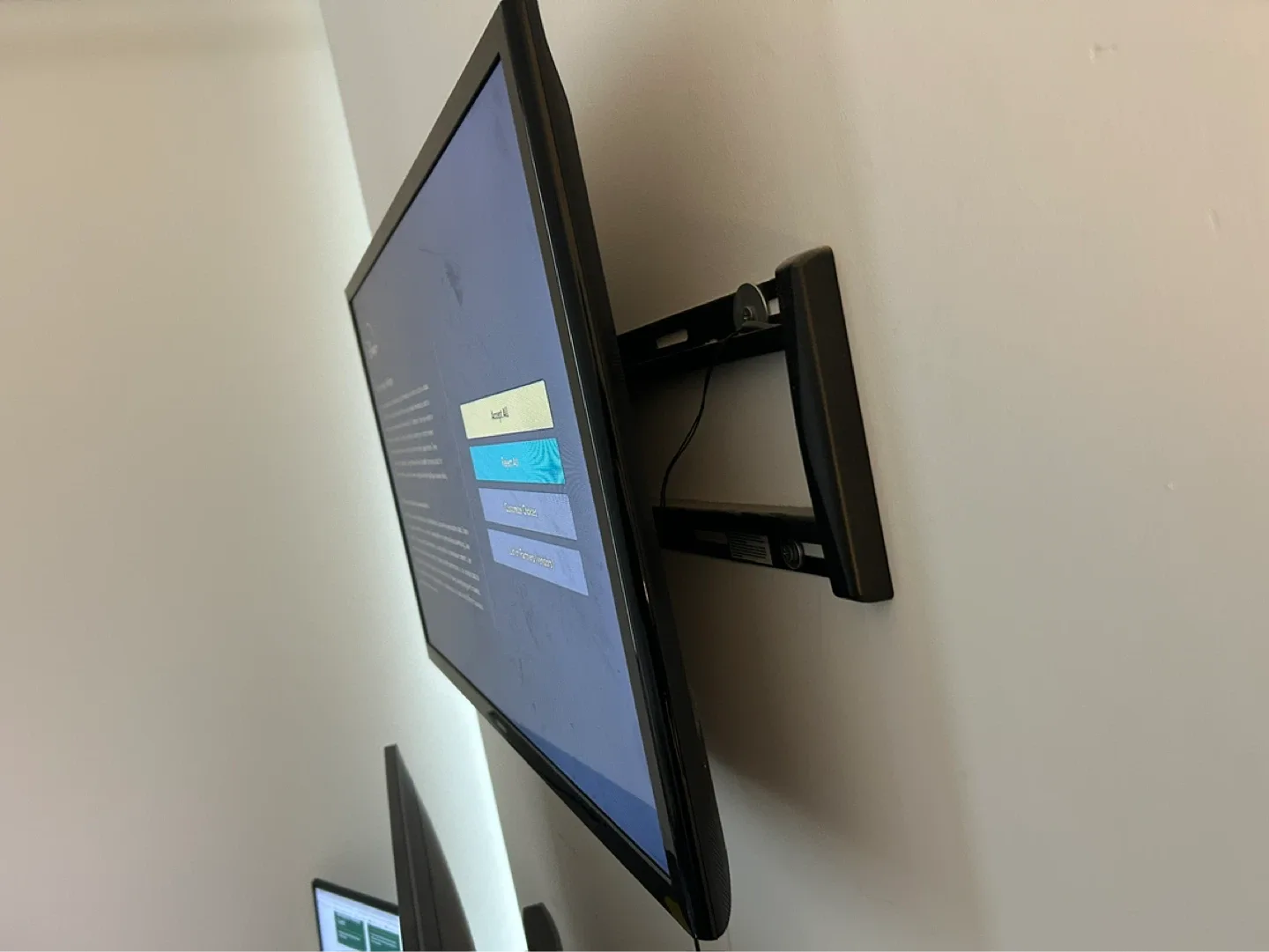 Samsung 32 inch TV with wall mount - photo 4