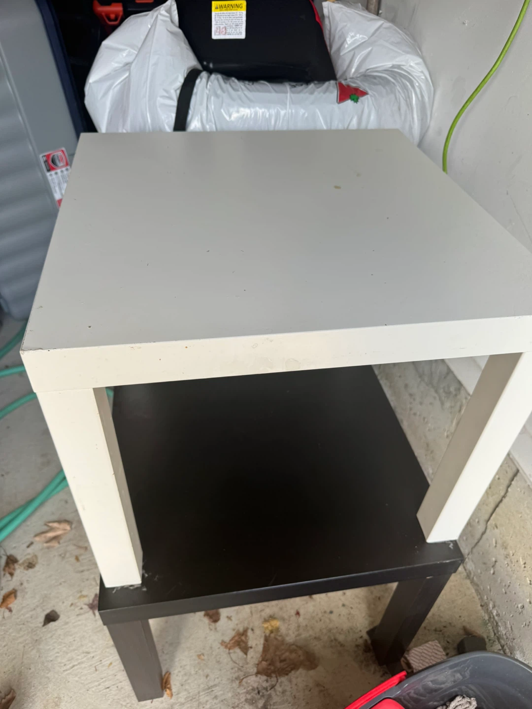 Site table, black and white
