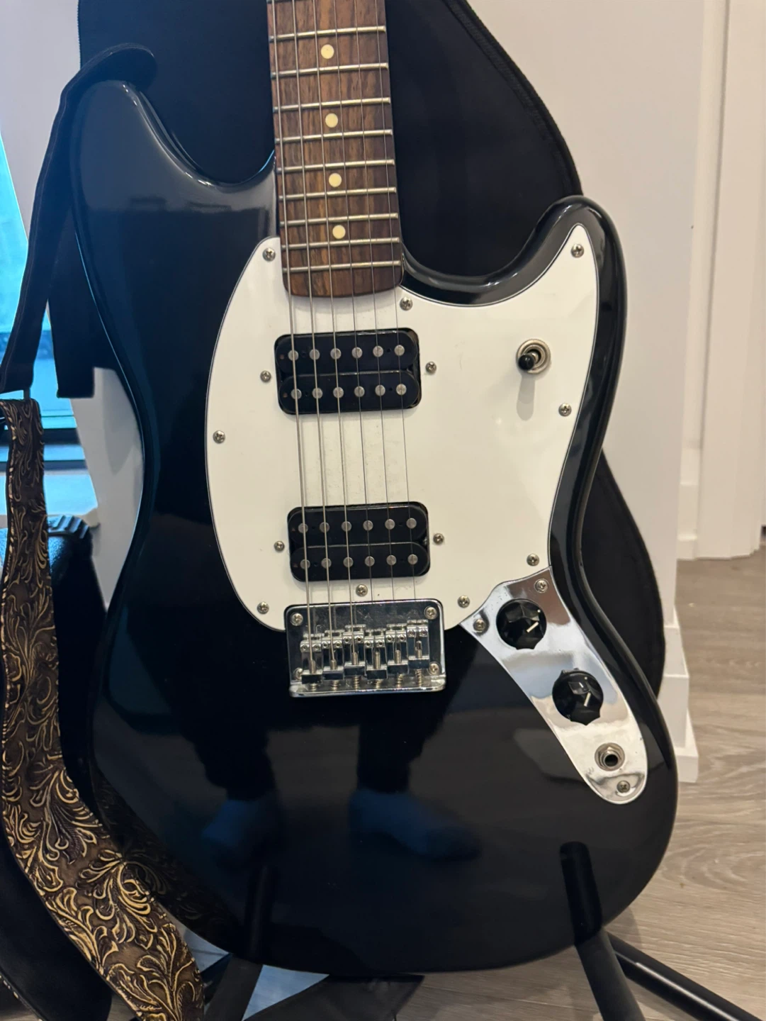 Squier Mustang Electric Guitar with Amp and Case - photo 2
