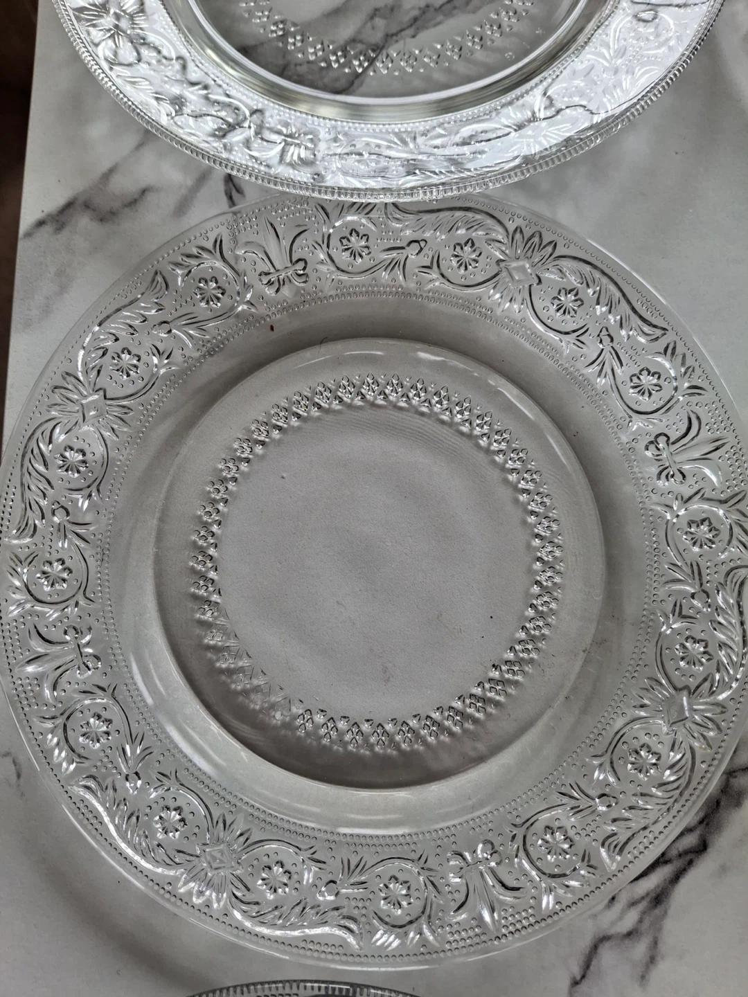 6 small clear glass plates with one matching shallow bowl - photo 4