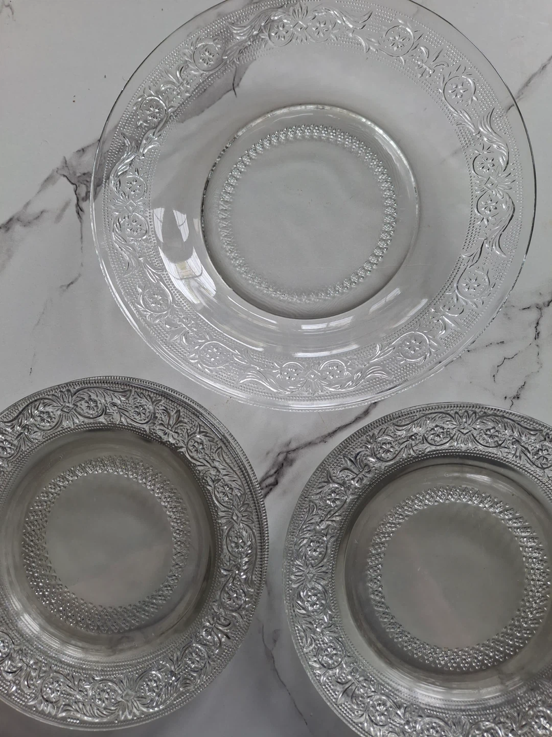 6 small clear glass plates with one matching shallow bowl - photo 2