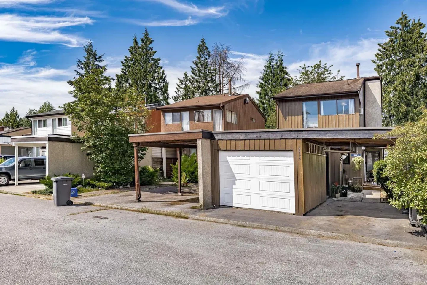 Entire Detached House Backing onto Park in coquitlam