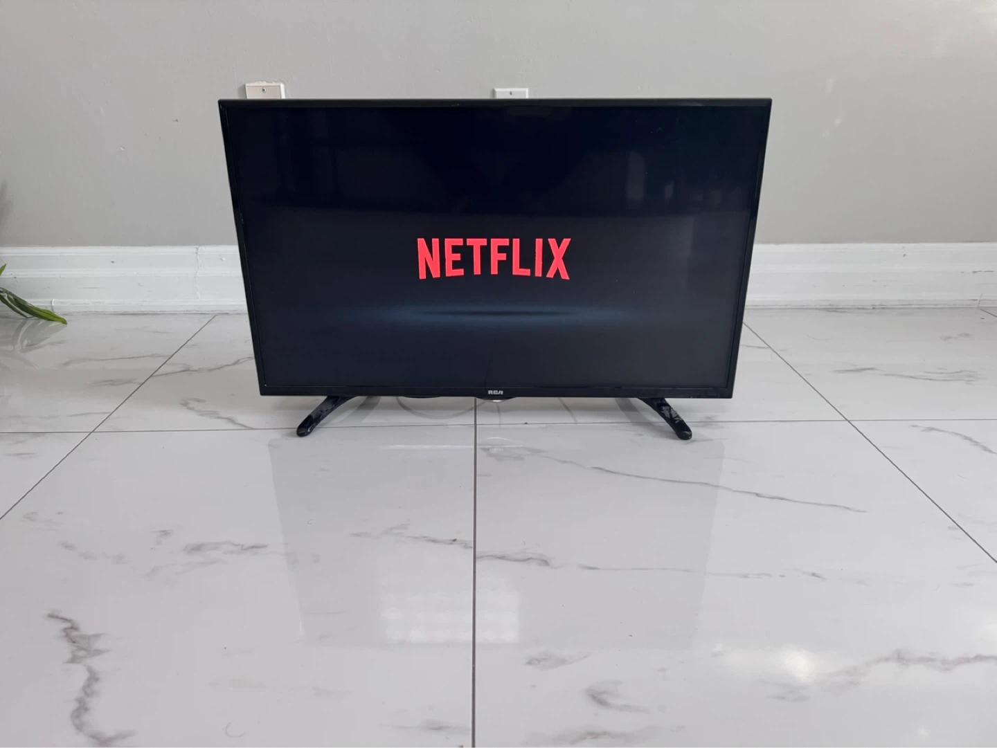 RCA 32" LED TV - Model RLDE3279A-SM - photo 2