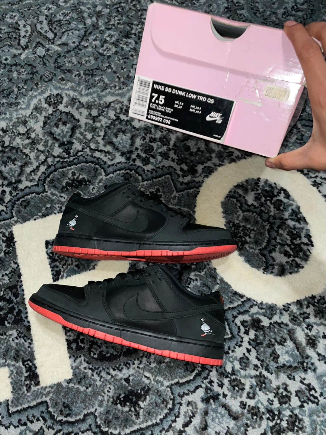 Nike SB Dunk Low QS "Pigeon" Black Red Size 7.5