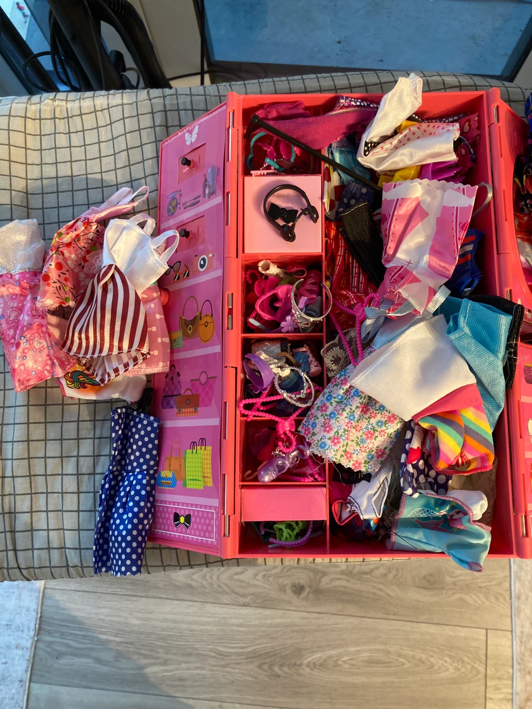 Doll Wardrobe with Accessories - photo 2