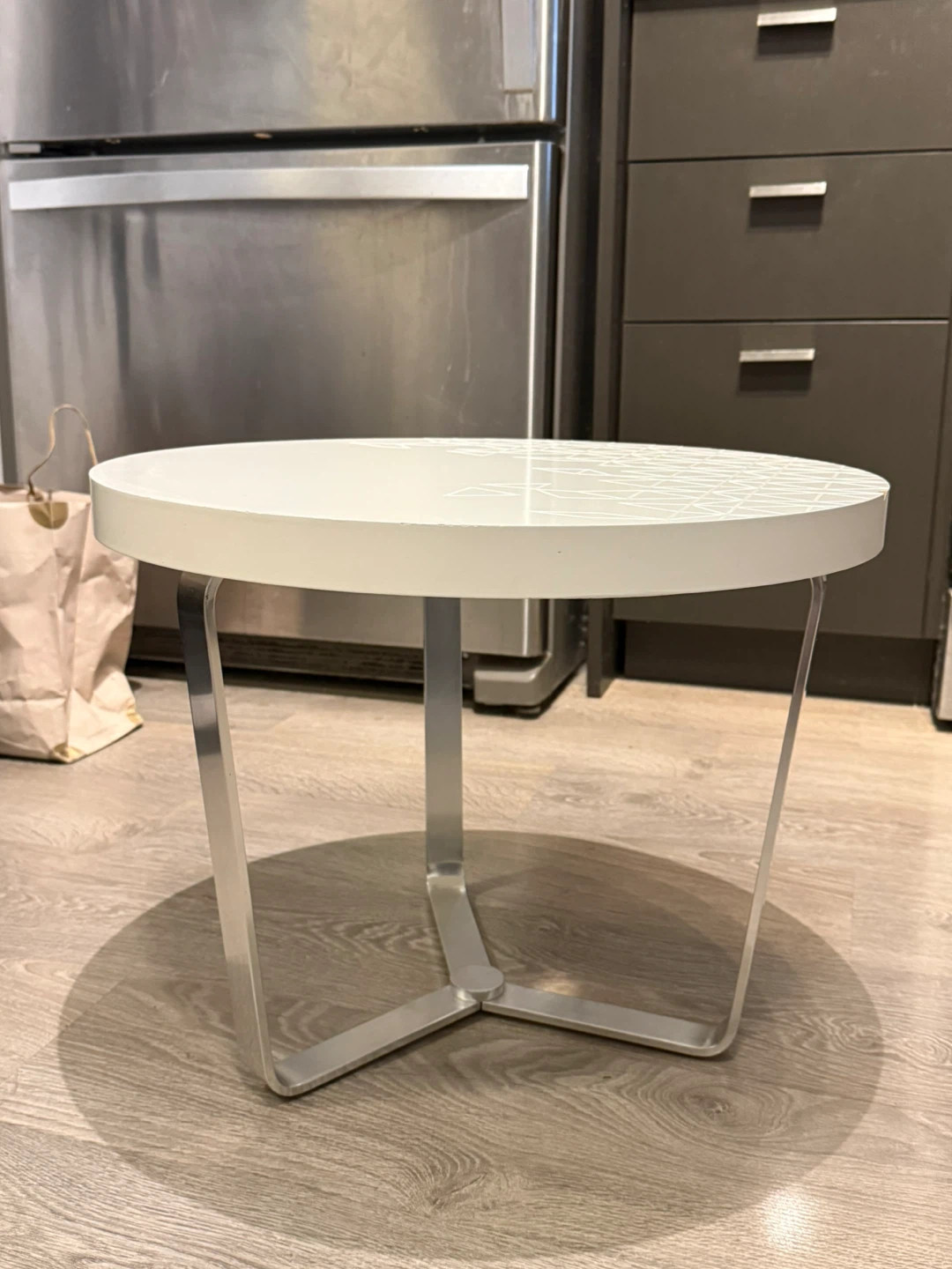 White Round Coffee Table with Geometric Pattern - photo 3