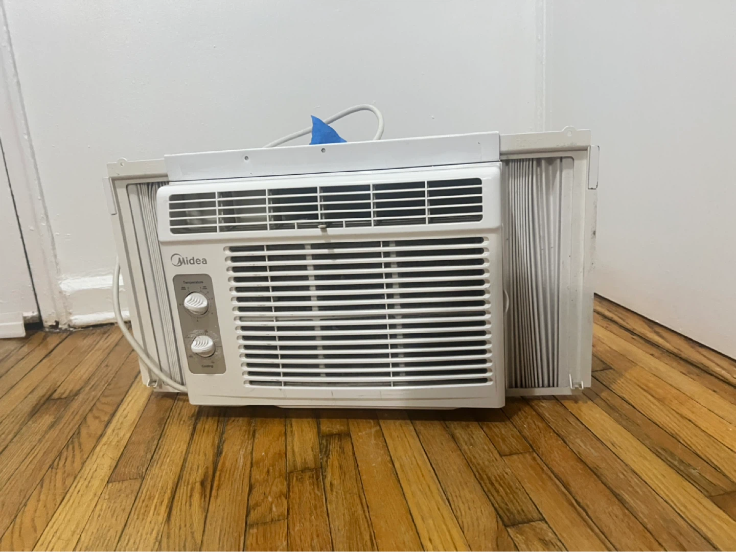 Midea Window Air Conditioner - photo 2