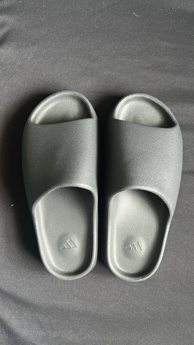 🖤🔥 Yeezy Slides (Onyx) Size 9
