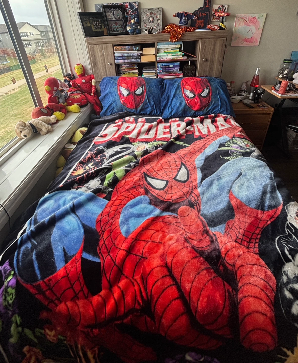 Kid bed with storage headboard and six drawers