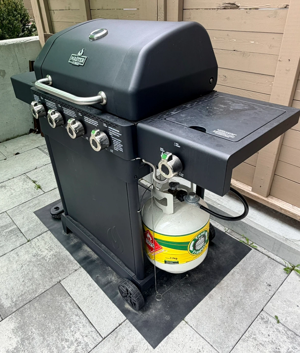 Master Forge Black Propane Gas Grill - photo 2