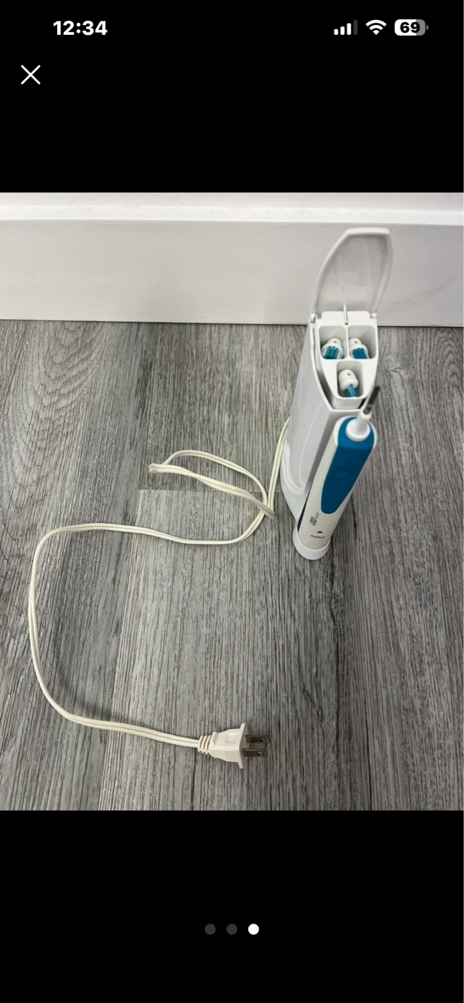 Braun Oral-B Electric Toothbrush with Charger & Brush Heads - photo 3