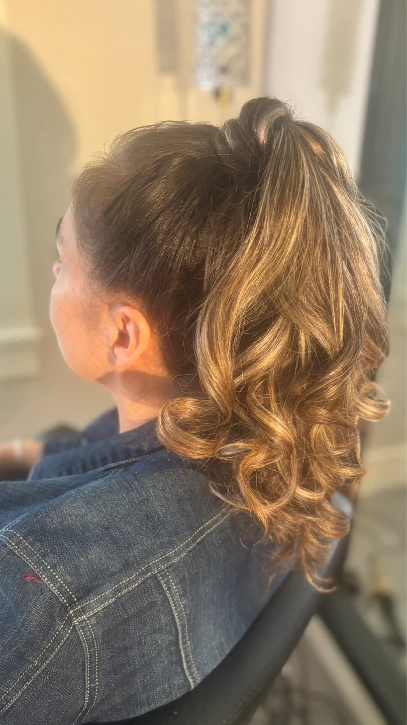 Women's Highlighted Long Wavy Hair