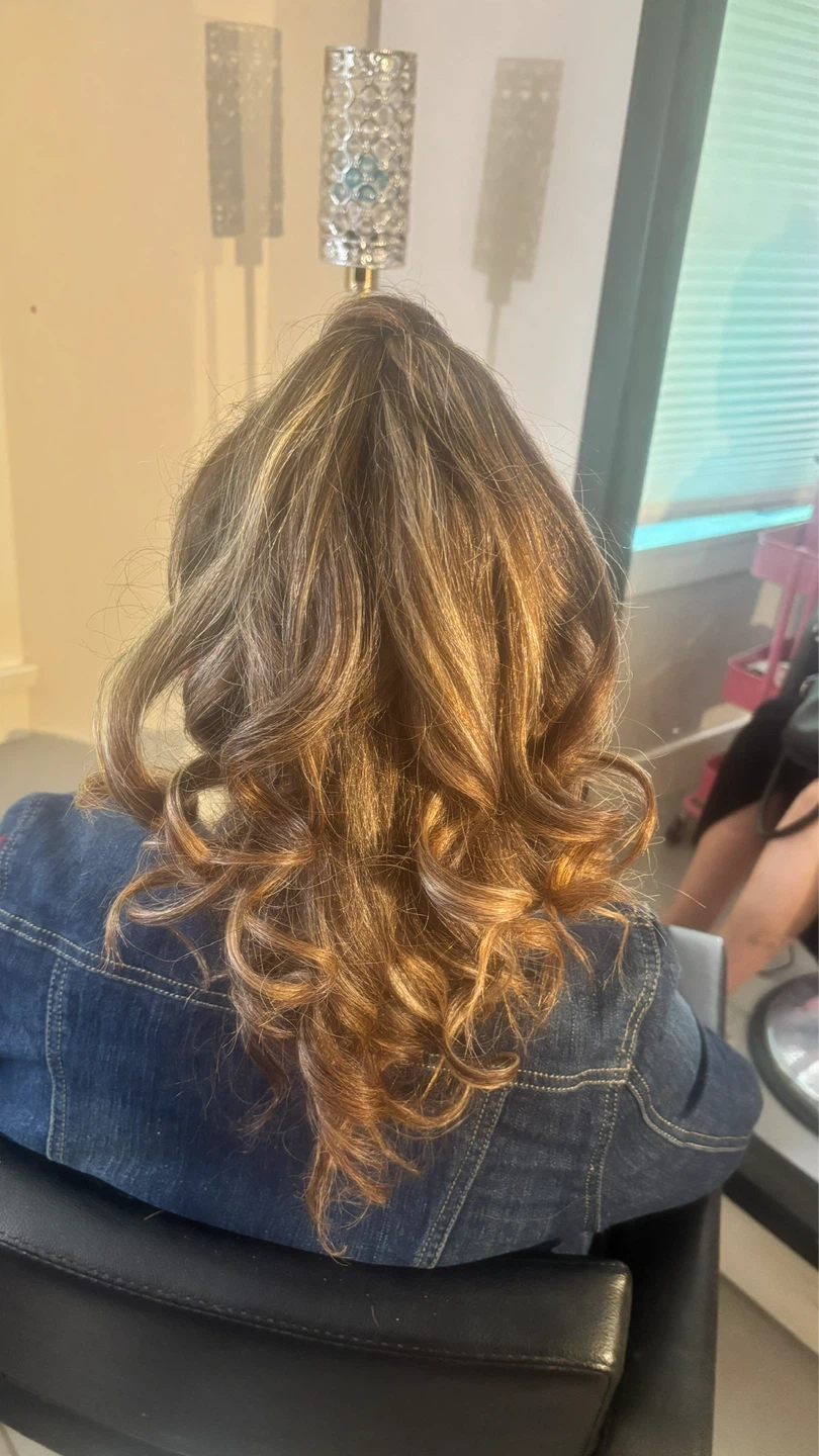 Women's Highlighted Long Wavy Hair - photo 2