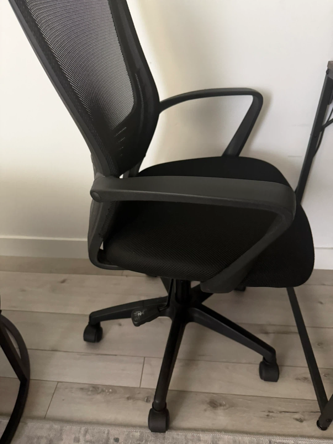 Black Mesh Office Chair - photo 2