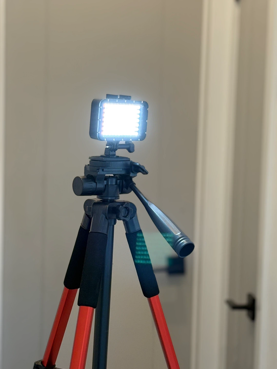 JOLIICAN NH70L Tripod with LED Light - photo 2