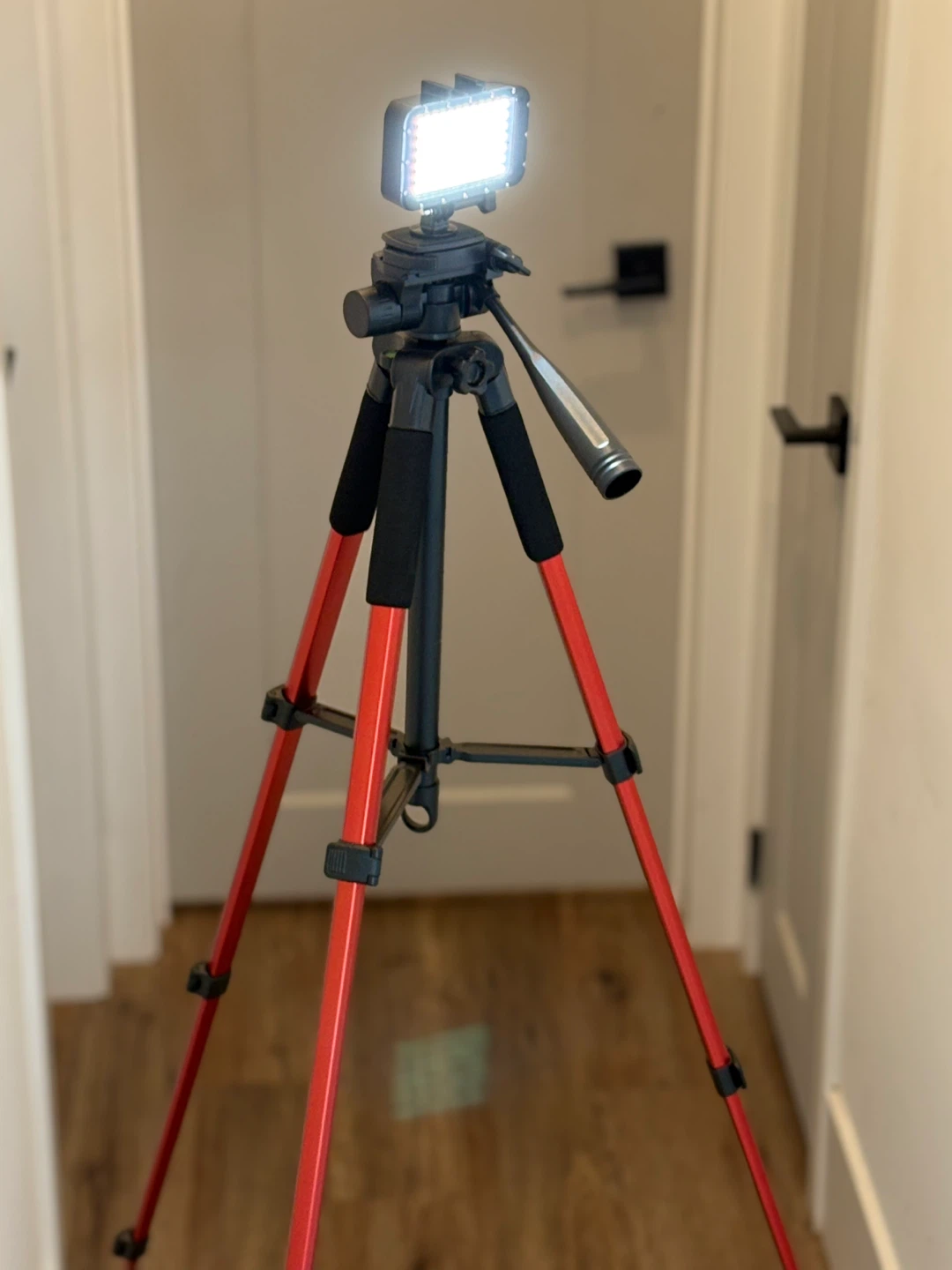 JOLIICAN NH70L Tripod with LED Light - photo 3