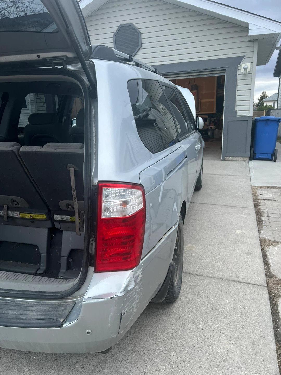 Silver Kia Sedona Van - photo 4