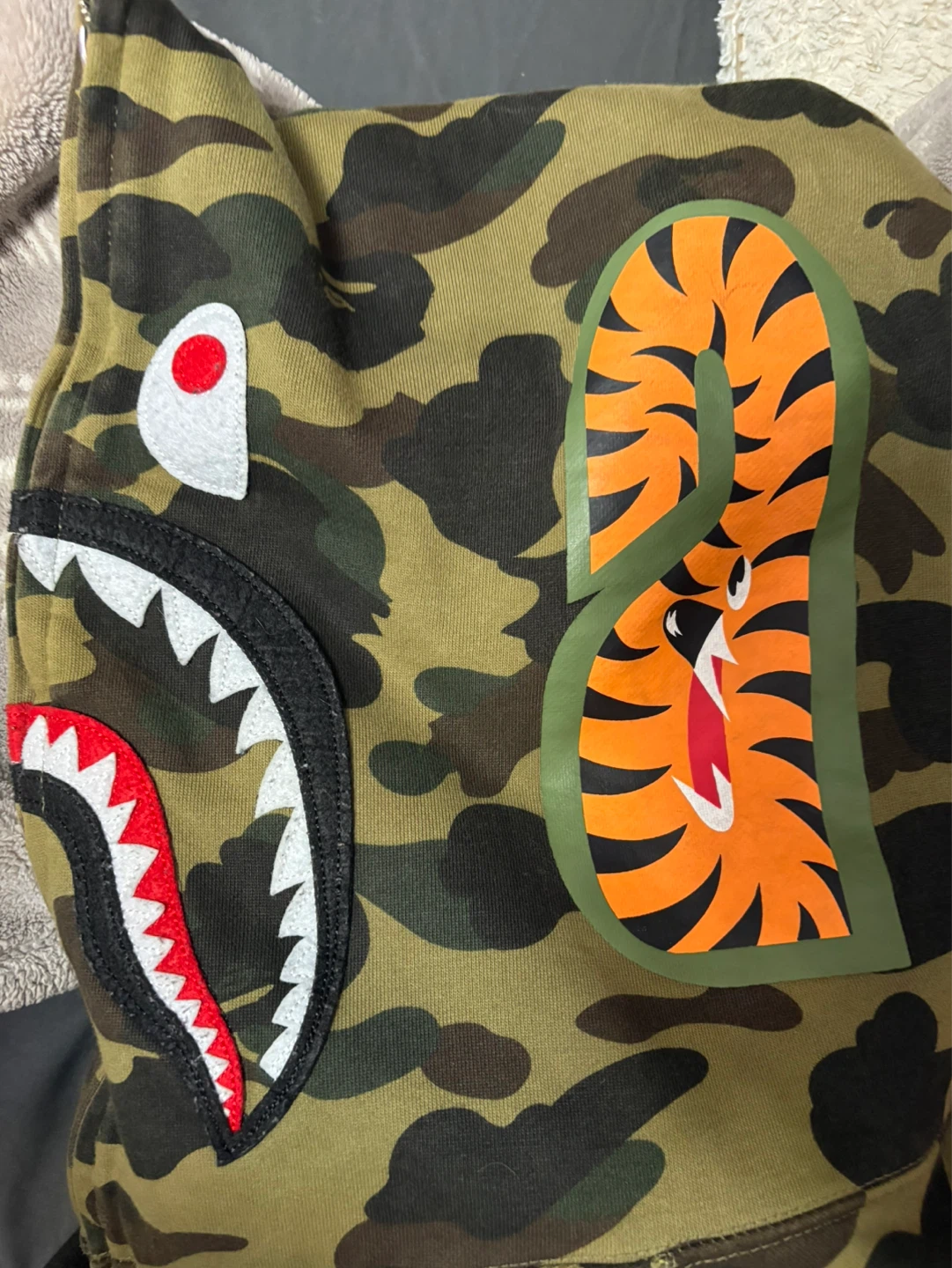 Bape hoodie size L but fits M - photo 3