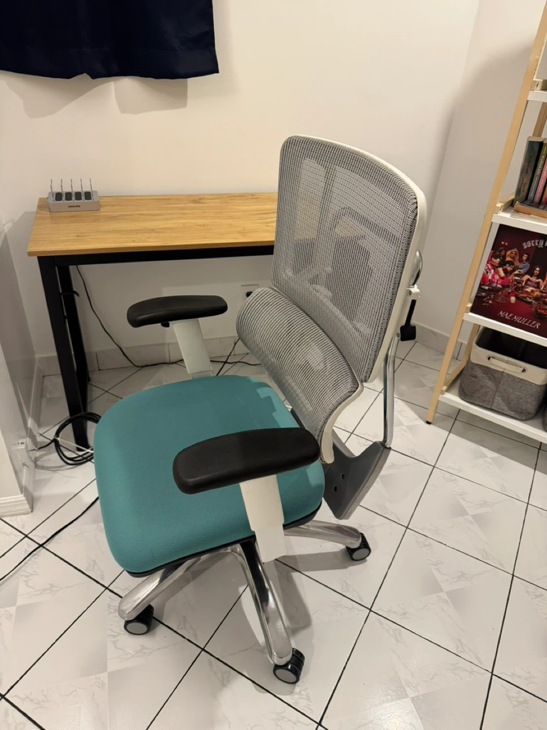 Ergonomic Office Chair - Mesh Back & Teal Seat - photo 2