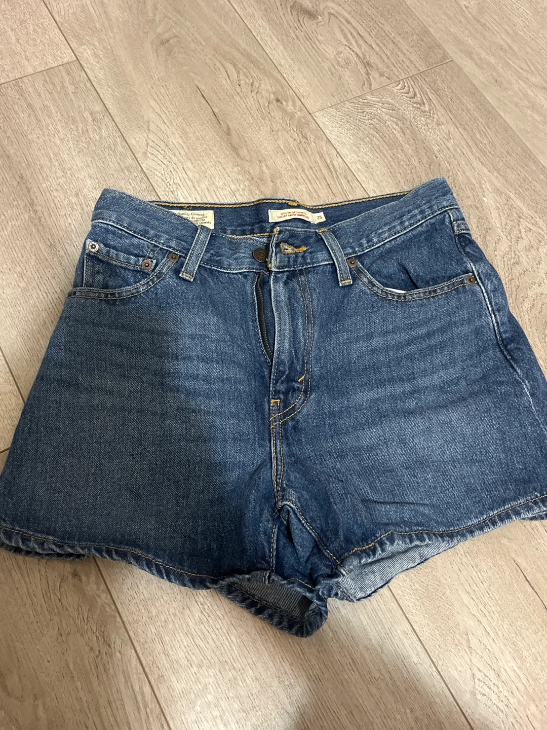 Levi's 80’s Mom shorts -Medium Wash