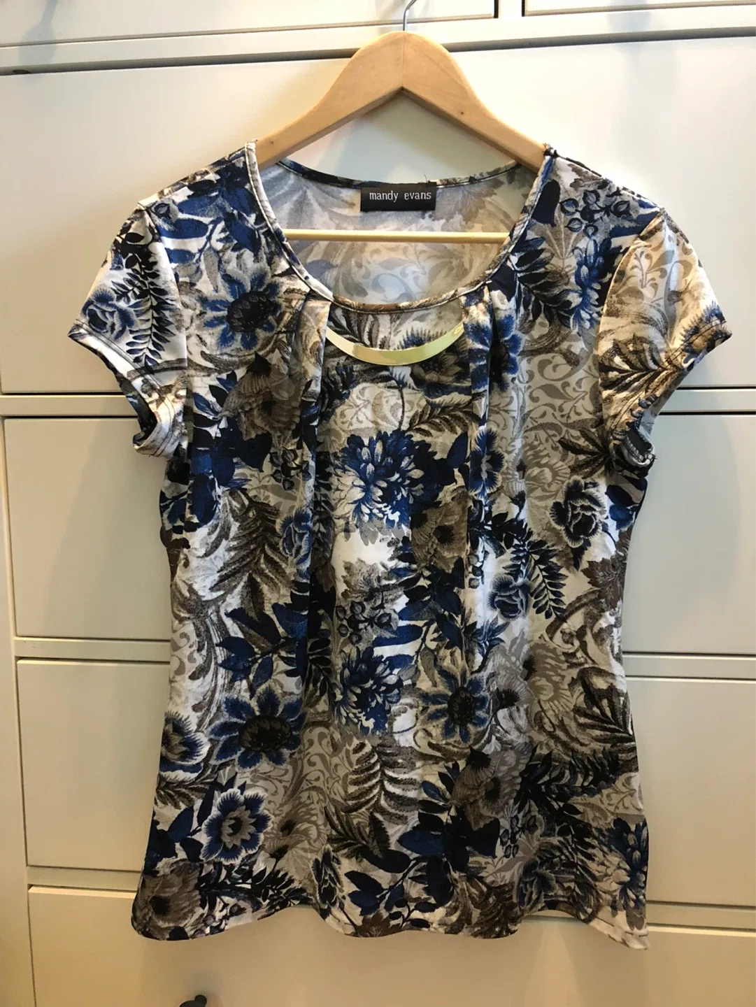 Women’s Shirt Size Large  $3 firm like new