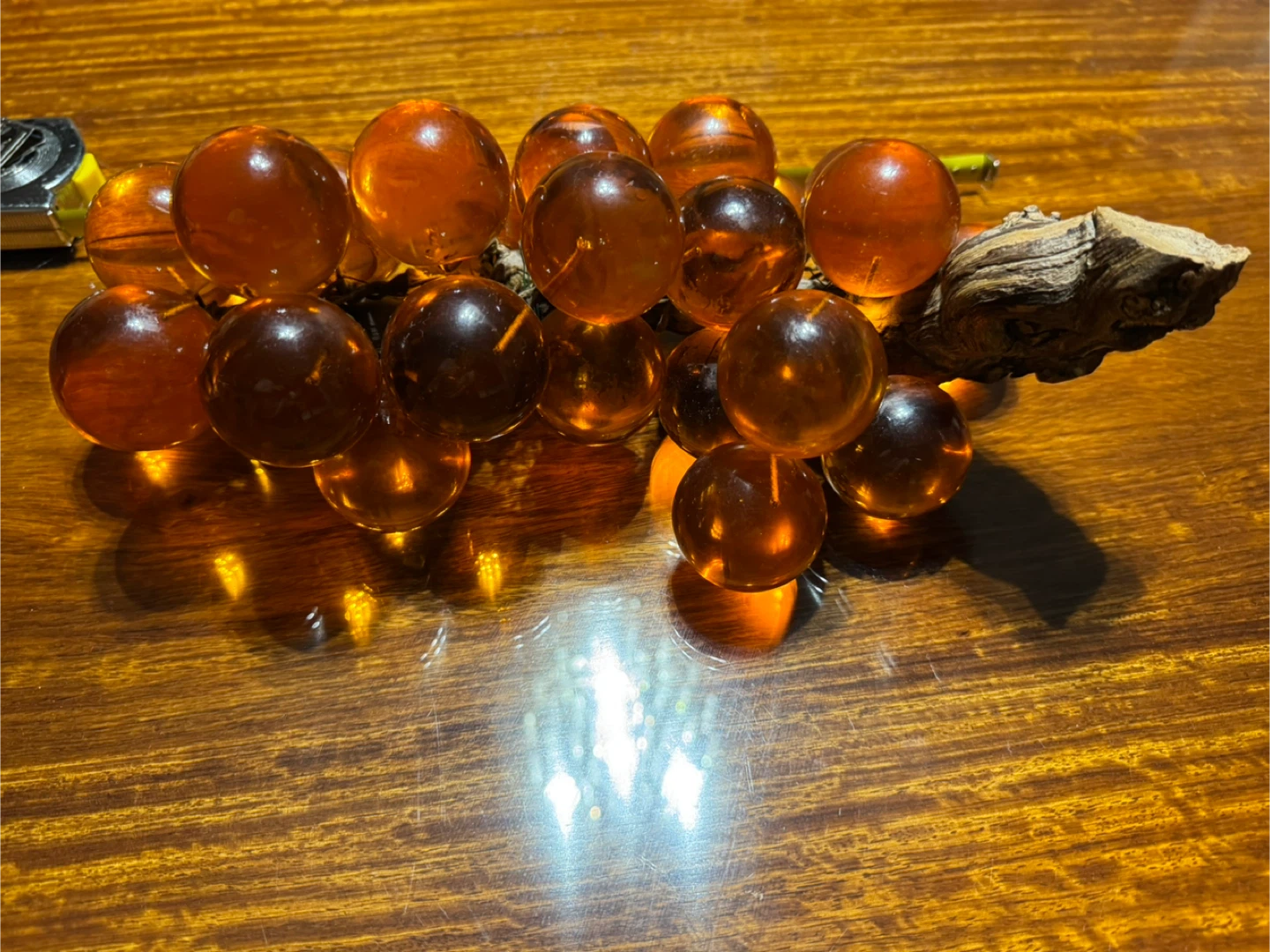 Vintage 60’s MCM Lucite Amber 25 Grape Cluster on Driftwood - photo 4