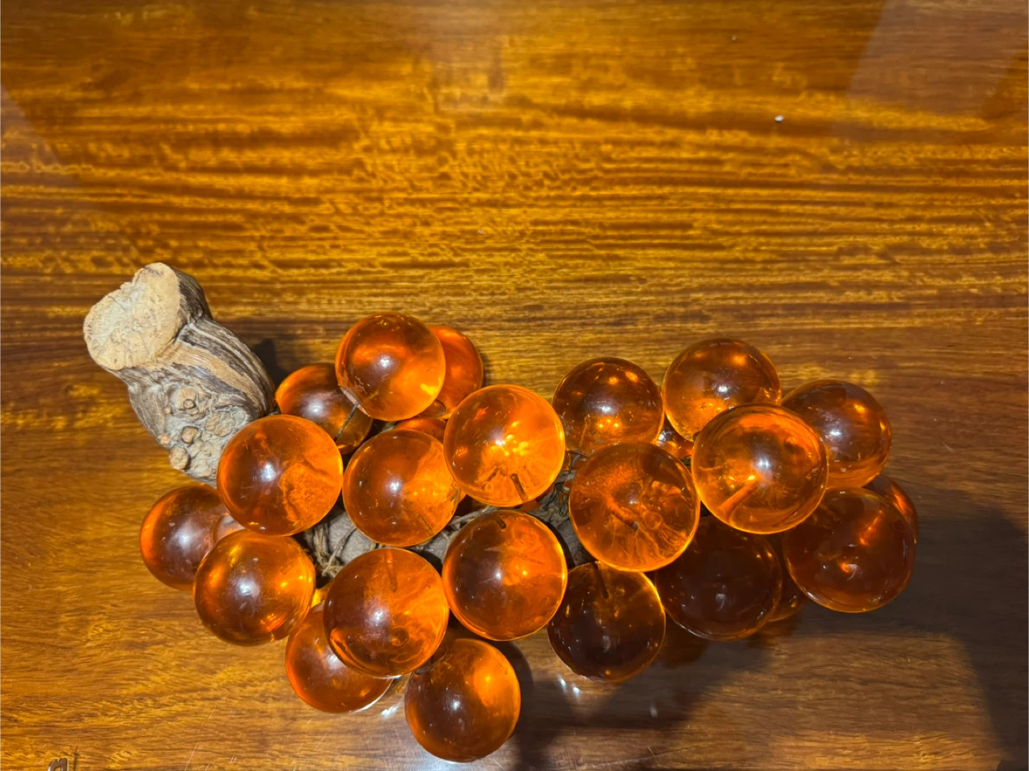 Vintage 60’s MCM Lucite Amber 25 Grape Cluster on Driftwood - photo 3