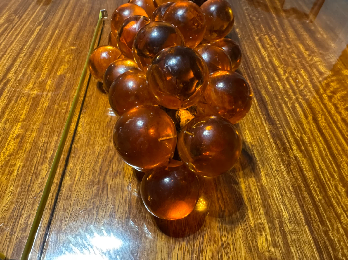 Vintage 60’s MCM Lucite Amber 25 Grape Cluster on Driftwood - photo 5