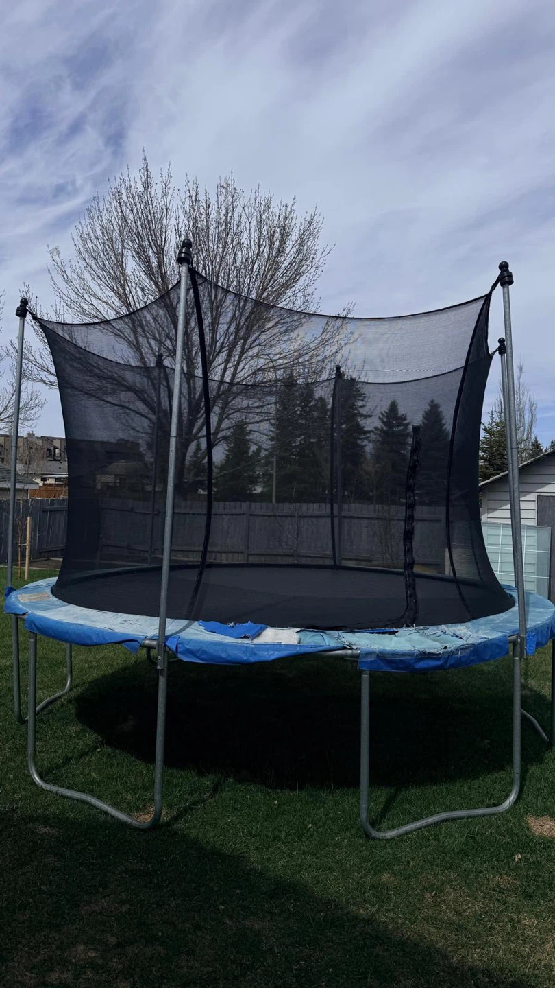 Trampoline with Safety Enclosure Net