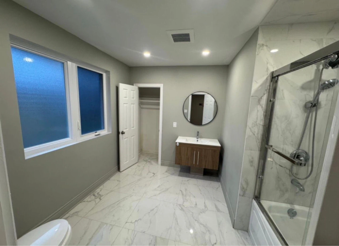 2 bedroom Apartment in north york for rent - photo 4