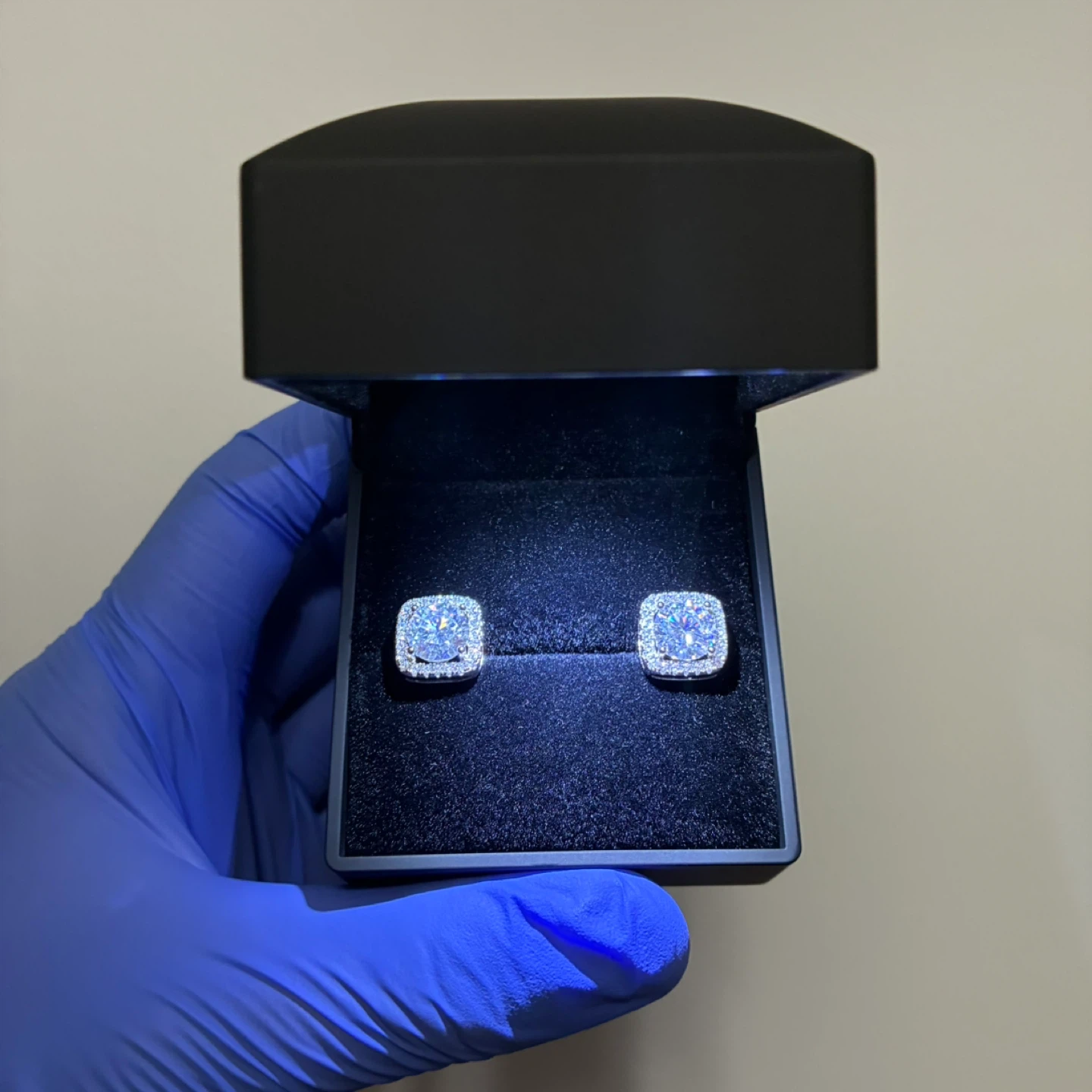 🔥 Stunning 2.0CT Moissanite 💎 Halo Square Stud Earrings 🔥