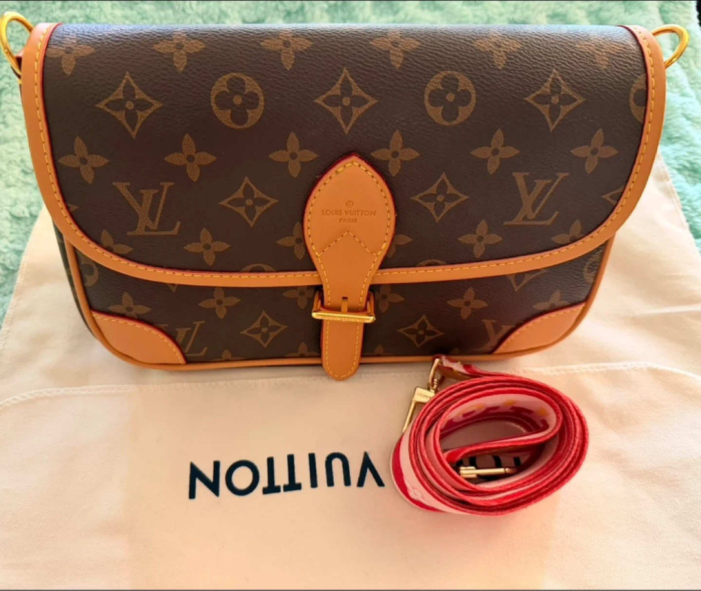 LV crossbody bag like new - photo 2