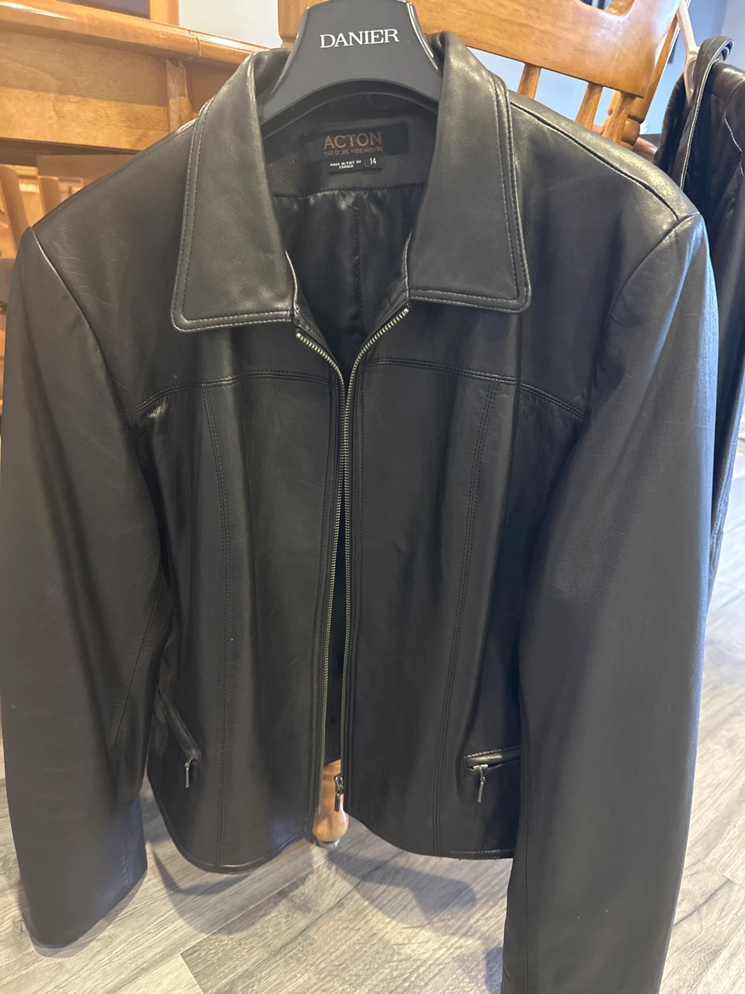 Woman’s Danier leather jacket - photo 4