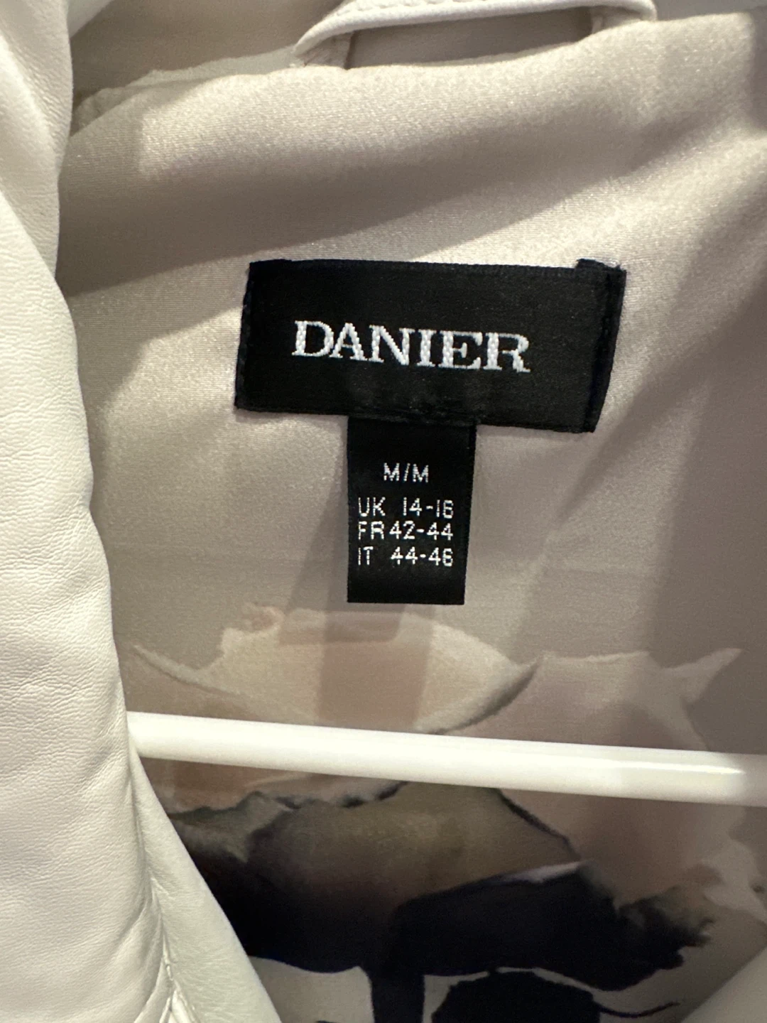 Woman’s Danier leather jacket - photo 5