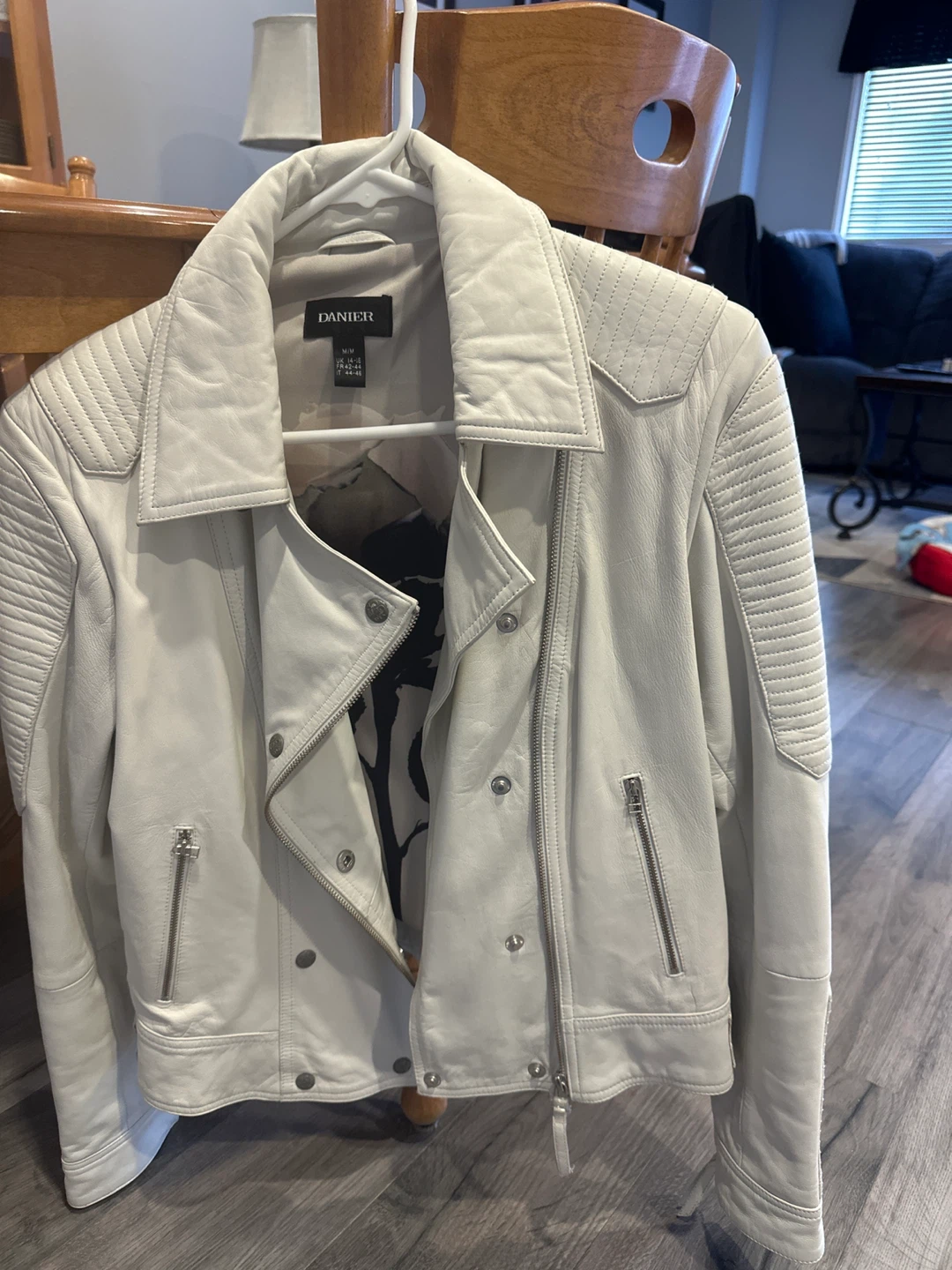 Woman’s Danier leather jacket - photo 4