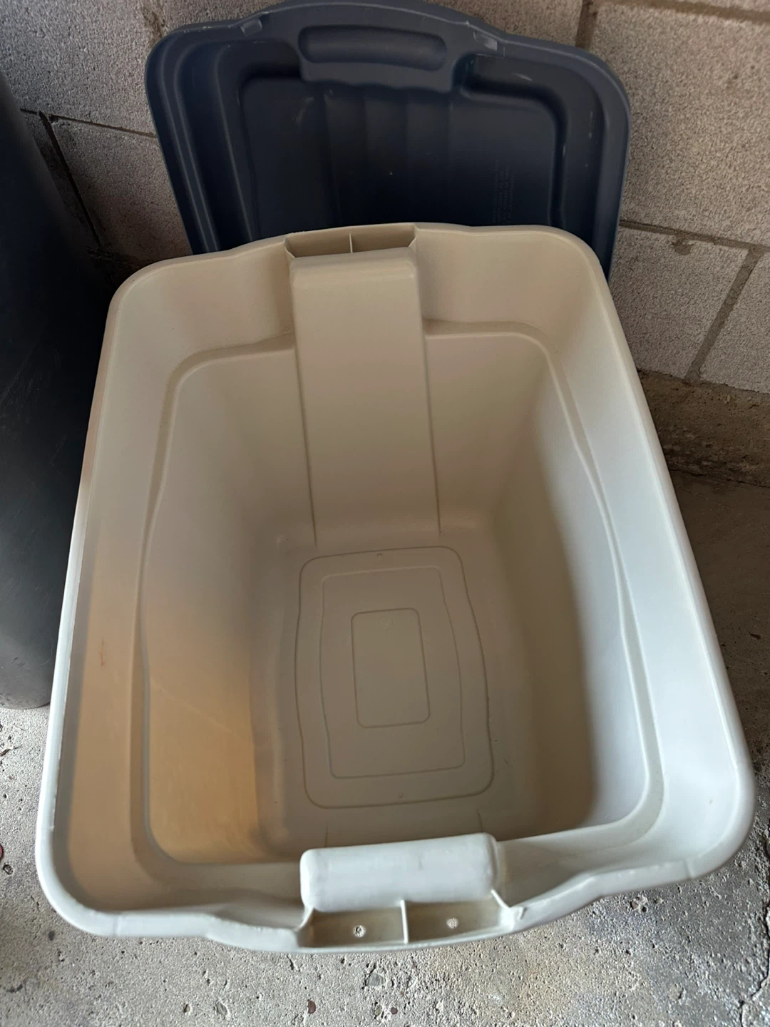 Rubbermaid Storage Bin with Lid