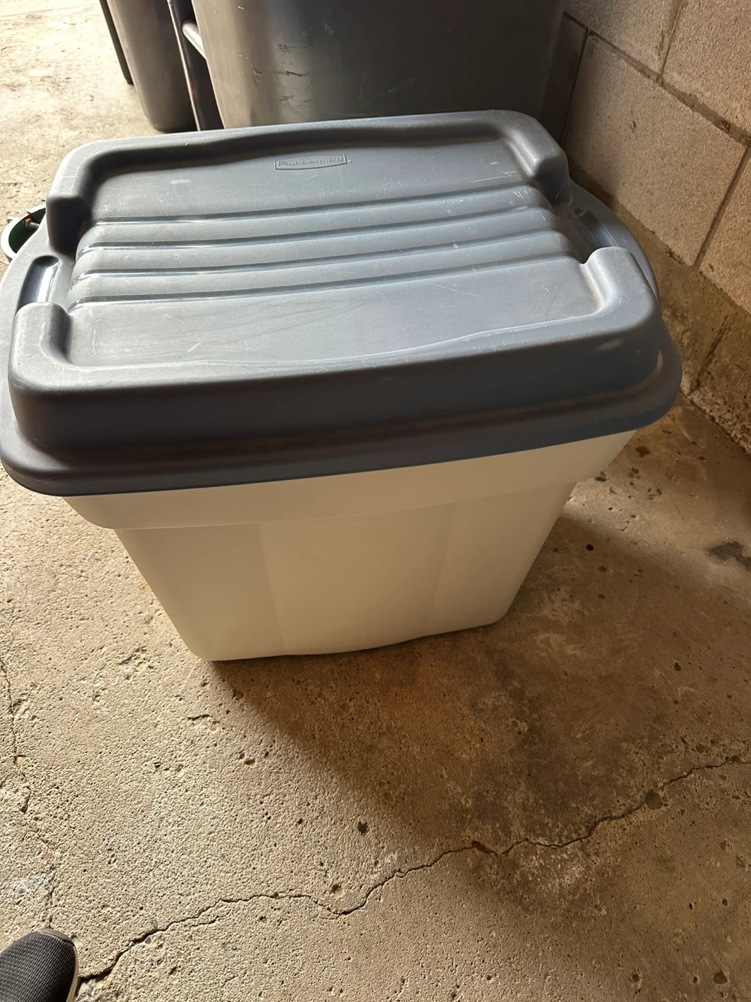 Rubbermaid Storage Bin with Lid - photo 2